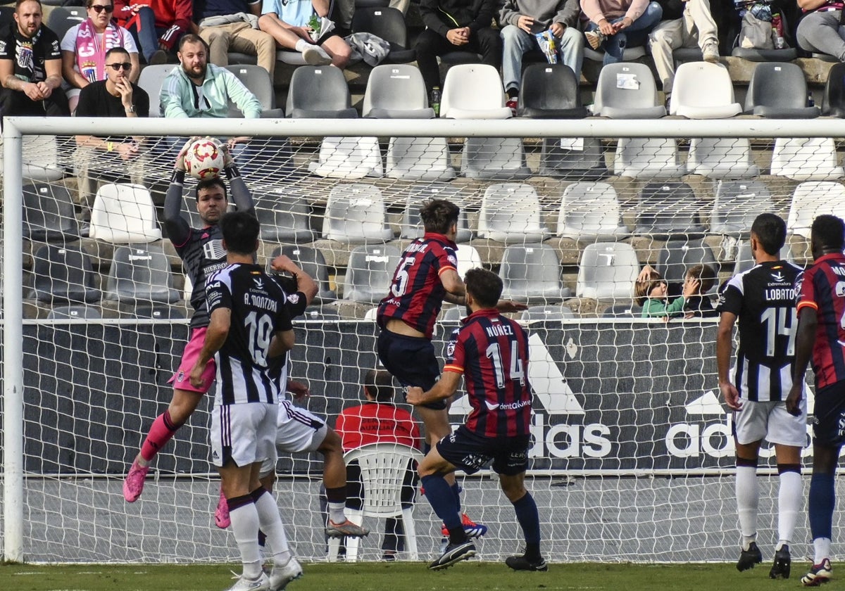 Sergio Tienza atrapa un balón en el partido del Badajoz-Extremadura que acabó empate a 0.