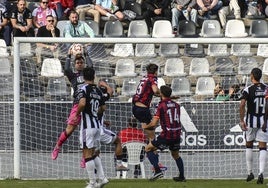 Sergio Tienza atrapa un balón en el partido del Badajoz-Extremadura que acabó empate a 0.