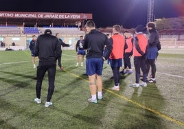 Charla grupal durante un entrenamiento del Jaraíz a las órdenes del técnico Dani Baños.