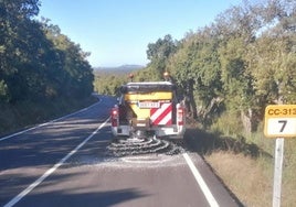 La Diputación de Cáceres echa sal en varias carreteras para evitar las placas de hielo