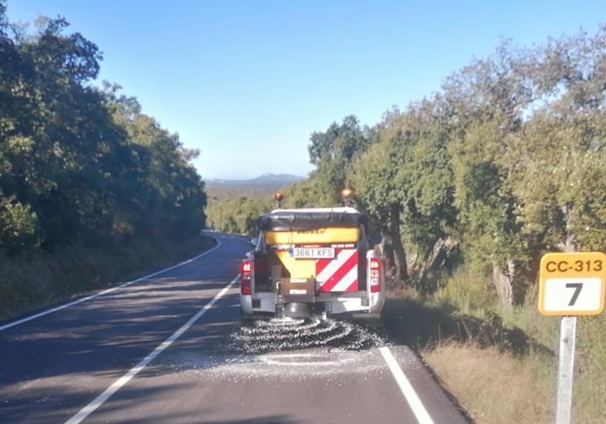 La Diputación de Cáceres echa sal en varias carreteras para evitar las placas de hielo