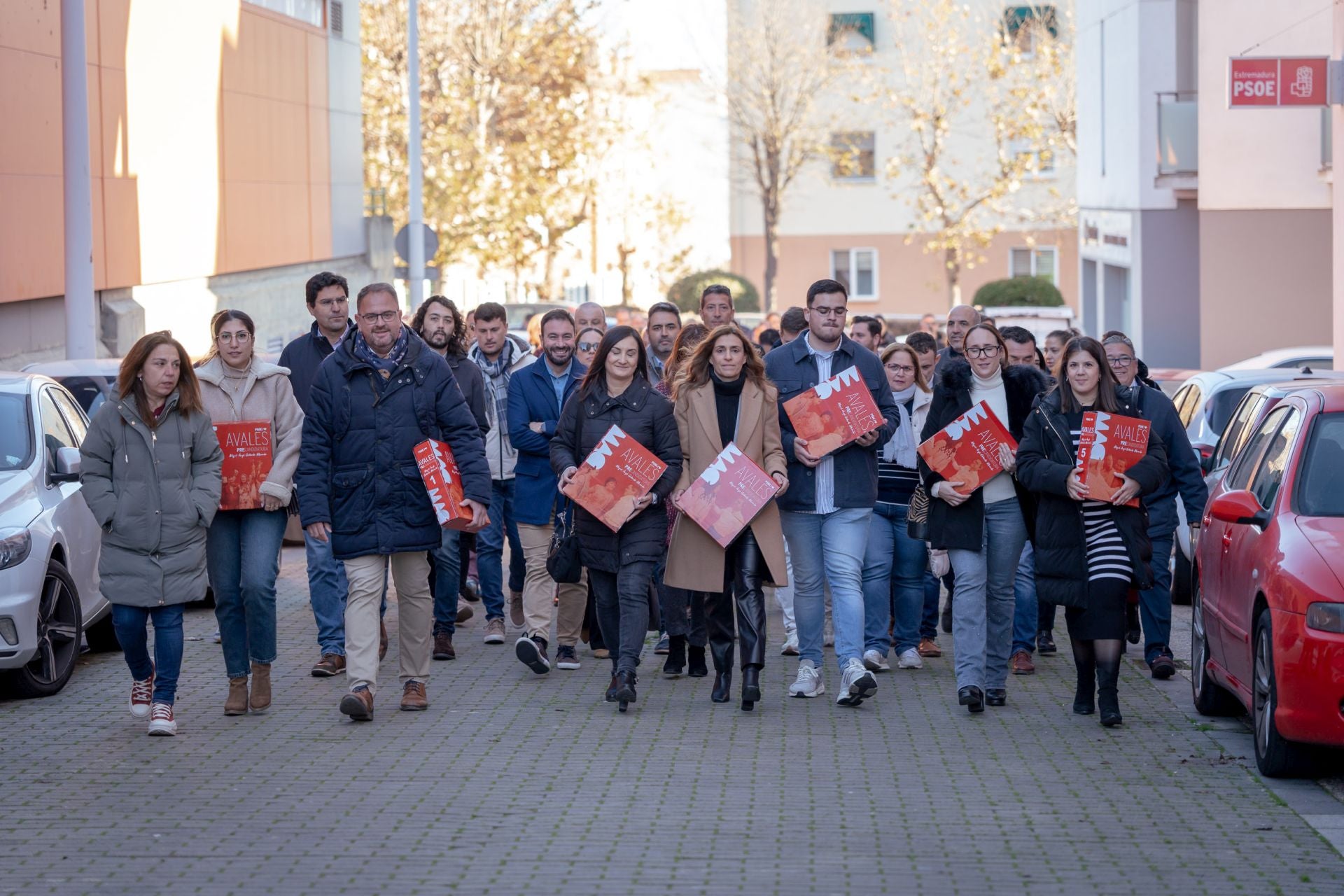 Sin el presidente de la Diputación pacense en el acto de entrega de apoyos, la portavoz de la candidatura de Miguel Ángel Gallardo, Ana Belén Valls, resaltó que es el momento de consolidar un proyecto iniciado hace ocho meses