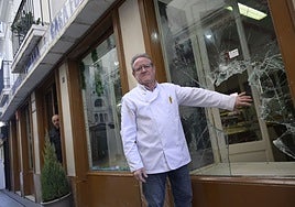 Antonio Martínez muestra los daños que ha sufrido su pastelería, La Cubana de Badajoz, durante un robo.