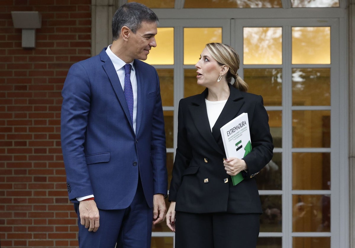 El presidente del Gobierno, Pedro Sánchez, junto a la presidenta extremeña, María Guardiola.