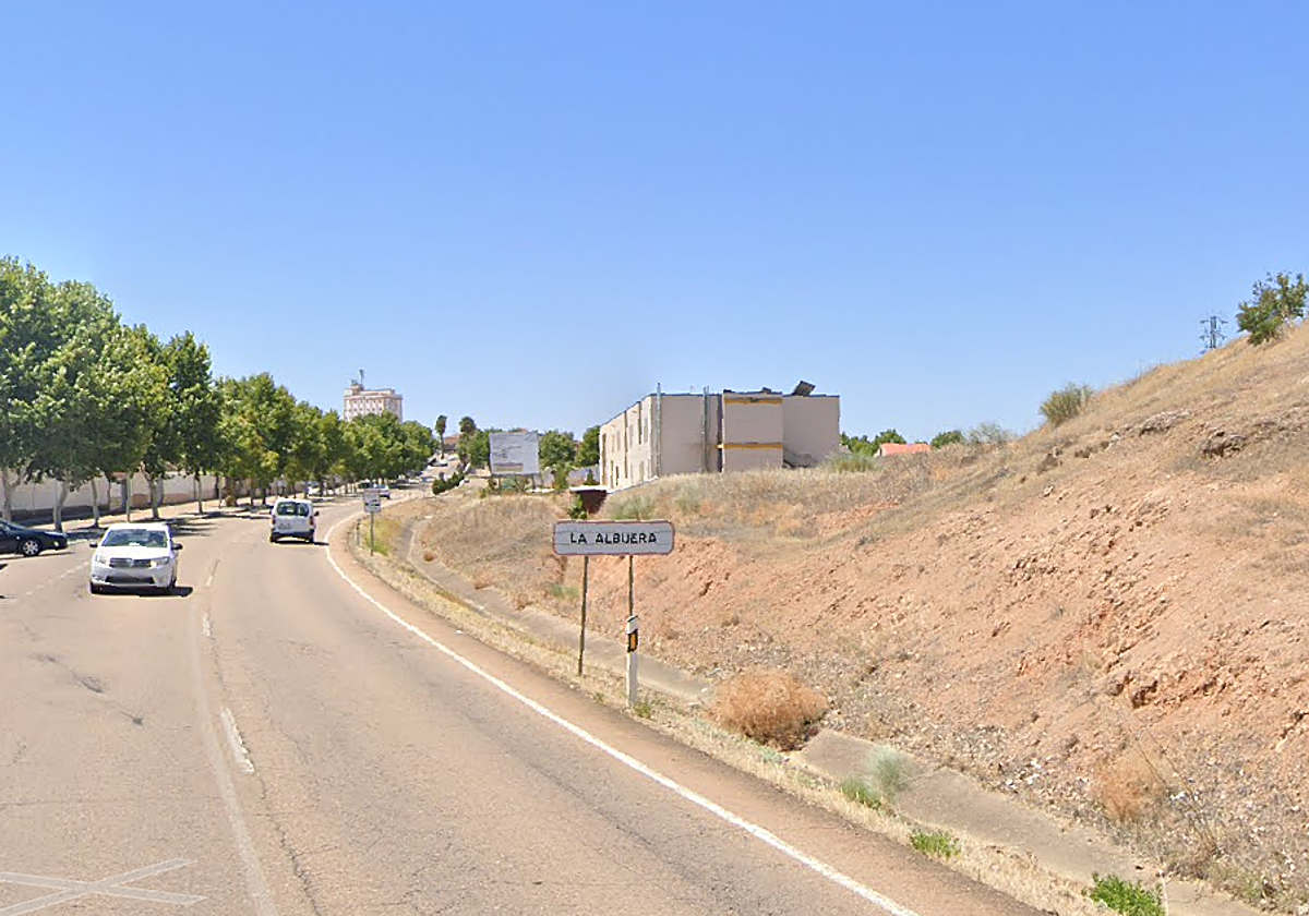 Tras la intervención médica, el conductor del turismo ha sido trasladado al Hospital Universitario de Badajoz