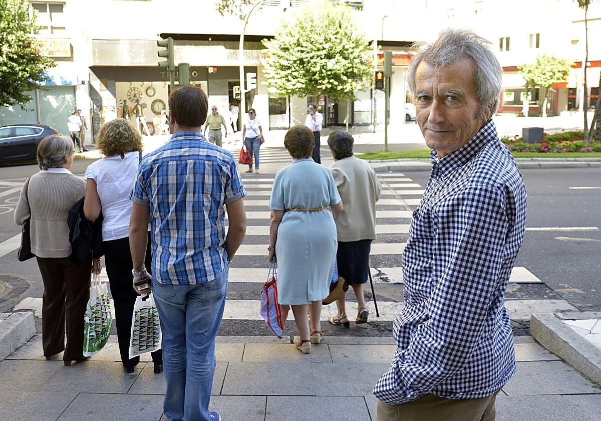 Diego Bardón ante un paso de peatones en la avenida de Villanueva de Badajoz.