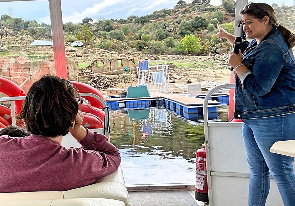 Estela guía a los cruceristas en el barco del Alagón.