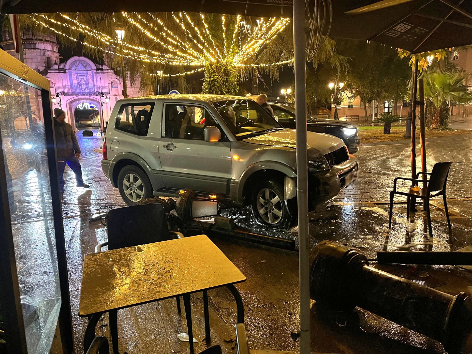 Así han quedado el todoterreno y la farola tras el espectacular accidente en Puerta Palmas
