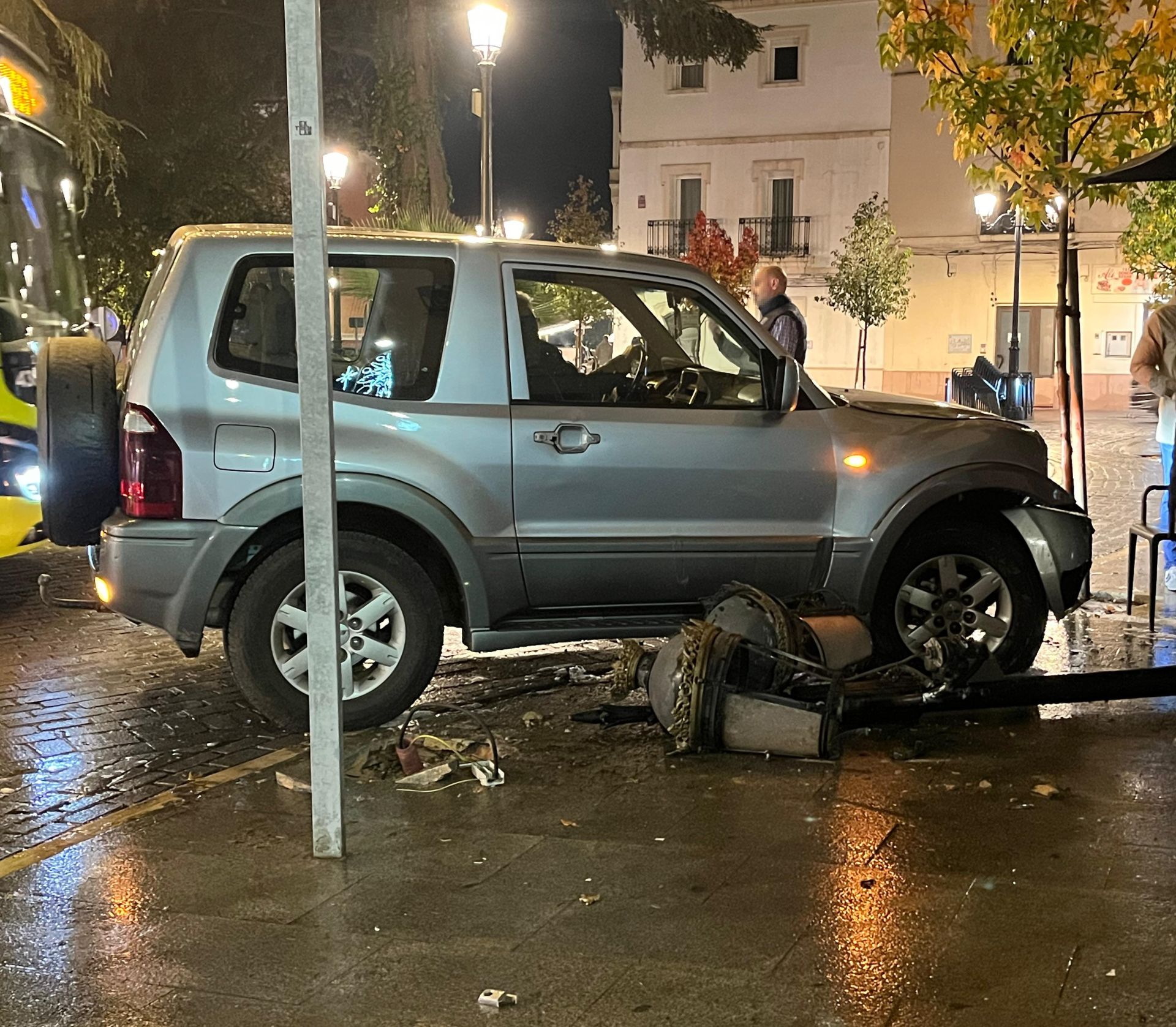 Así han quedado el todoterreno y la farola tras el espectacular accidente en Puerta Palmas