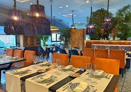 Luminoso comedor del restaurante A Rainha do Mar de Mérida.