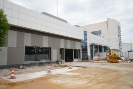 Una de las entradas del centro comercial en obras hace unos meses.