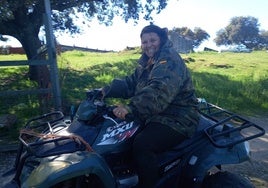 Amelia con un quad, camino de la finca.