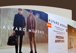 Anuncio con la próxima tienda Álvaro Moreno en el centro comercial El Faro de Badajoz.