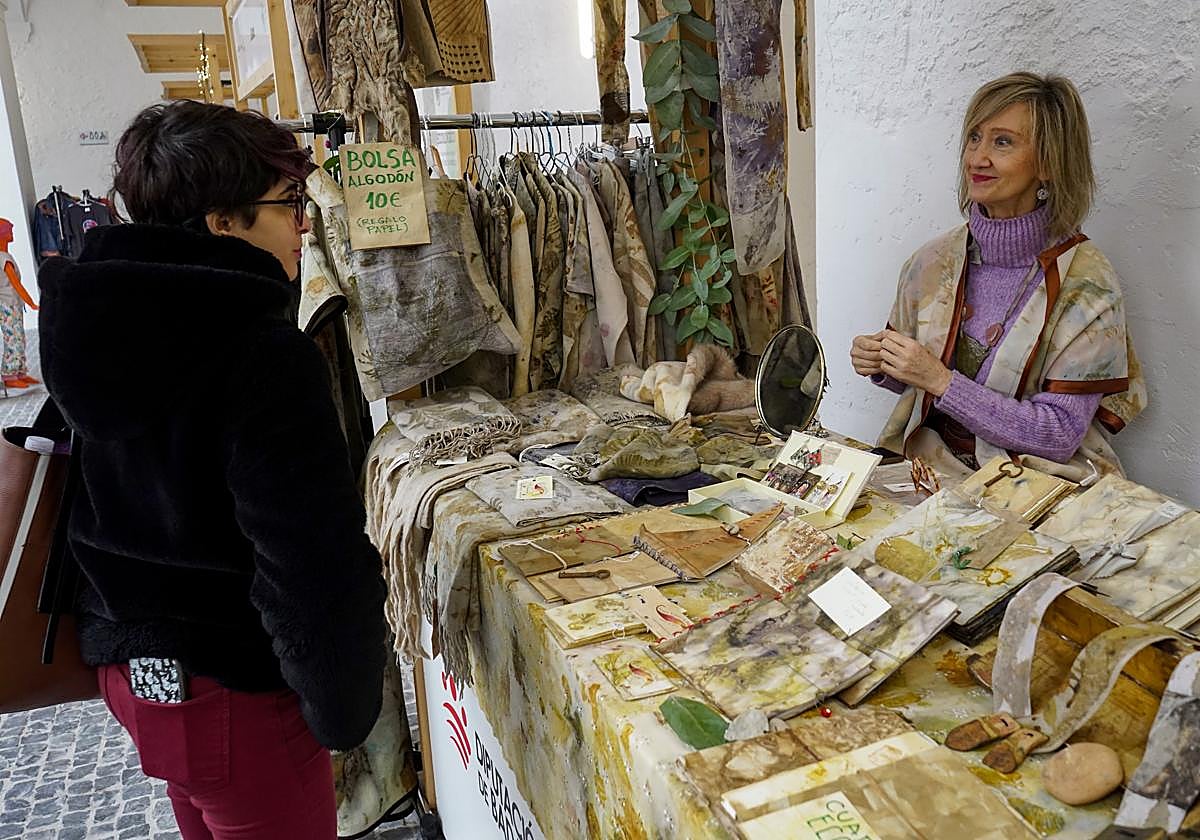Carmen en el stand de su marca 'Carmen Fabrics and Papers' en el Hospital Centro Vivo.