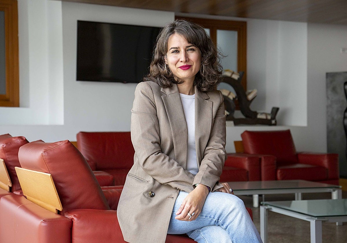 Irene de Miguel en el Parlamento regional, donde es portavoz de la coalición Unidas por Extremadura, de la que forma parte Podemos.