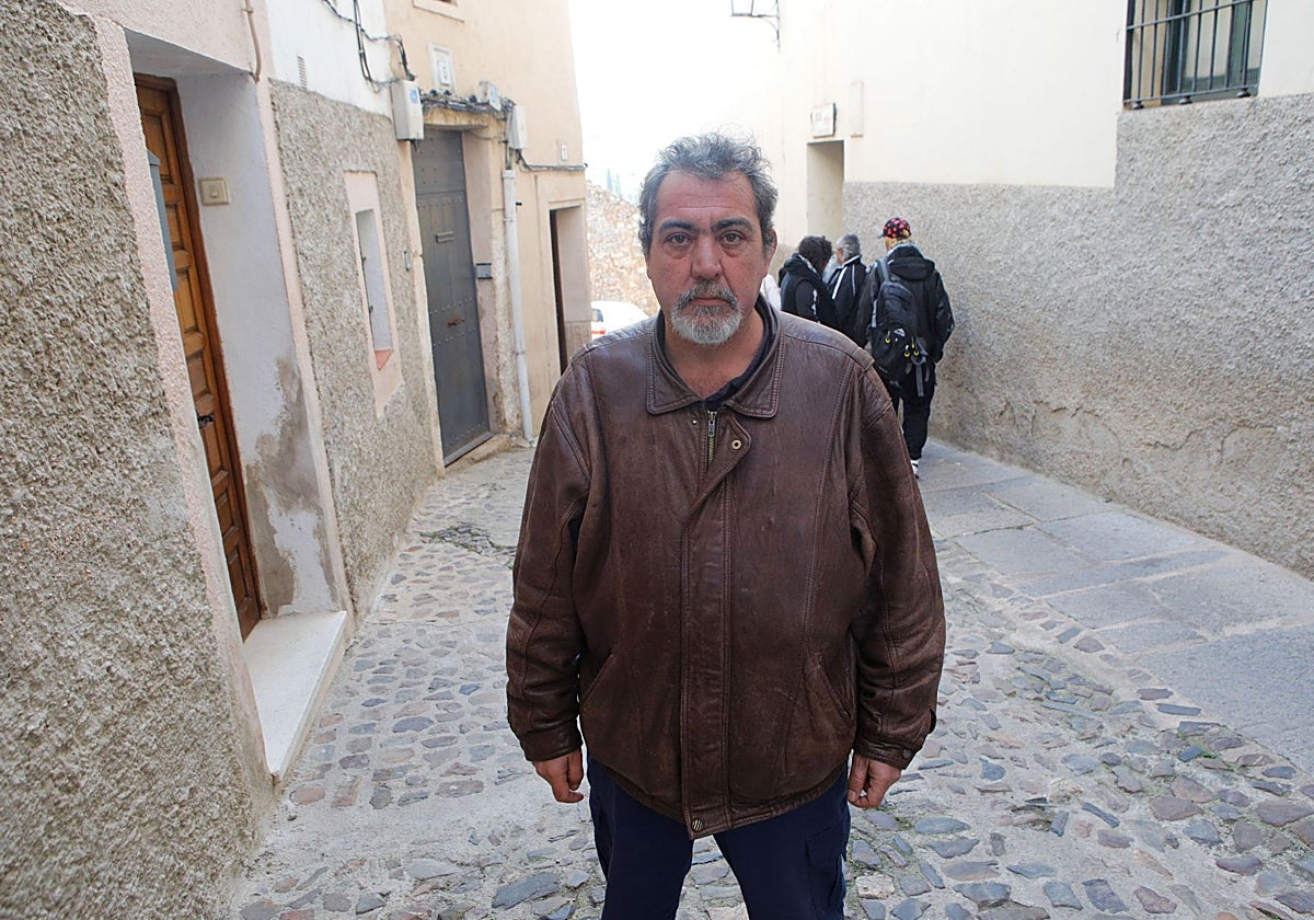 Ángel Luis Hoya junto al comedor social La Milagrosa.