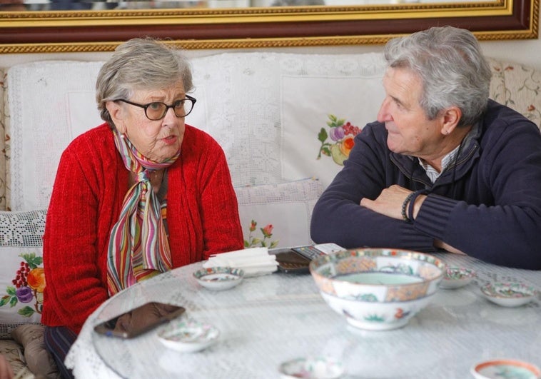 María Josefa Victoria junto al voluntario de la Fundación Grandes Amigos que le acompaña una vez a la semana.