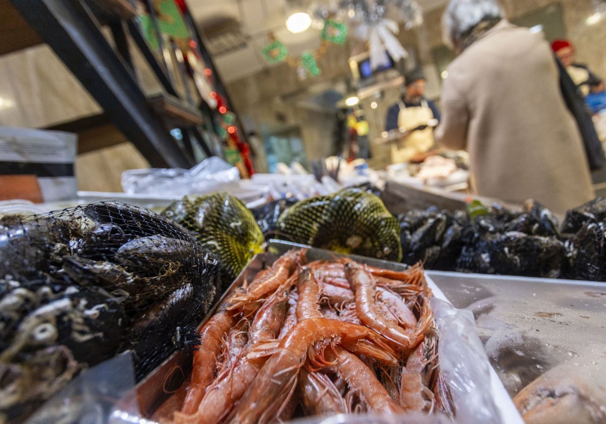 Clientes hacen la compra pensando en la Navidad en la pescadería Salgado de Cáceres.