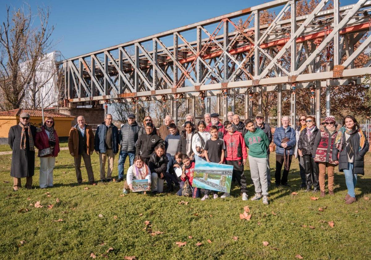 Fiesta de cumpleaños ayer en la Isla, bajo el Puente de Hierro que cruza el Guadiana.