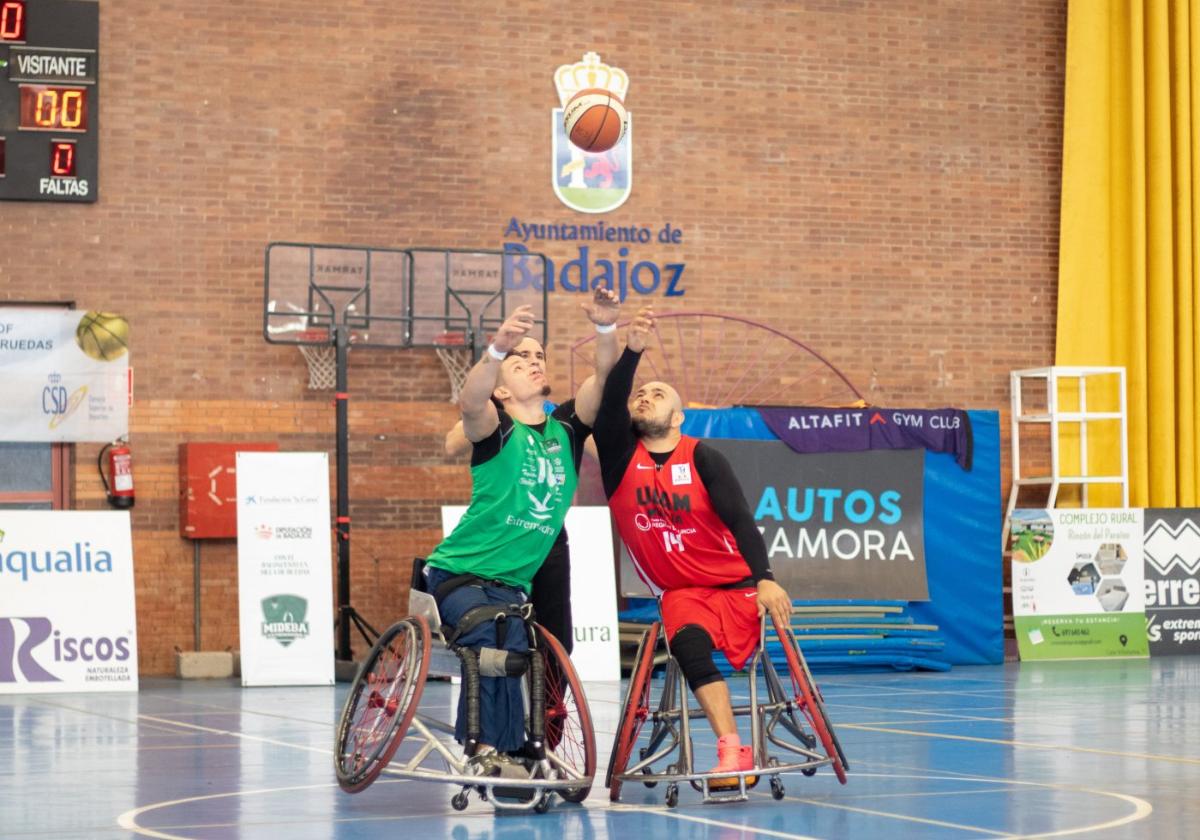 Pugna por un balón en el duelo entre el Mideba y el UCAM.