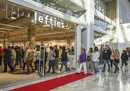 Fotos | Así ha sido la multitudinaria apertura de Lefties en El Faro