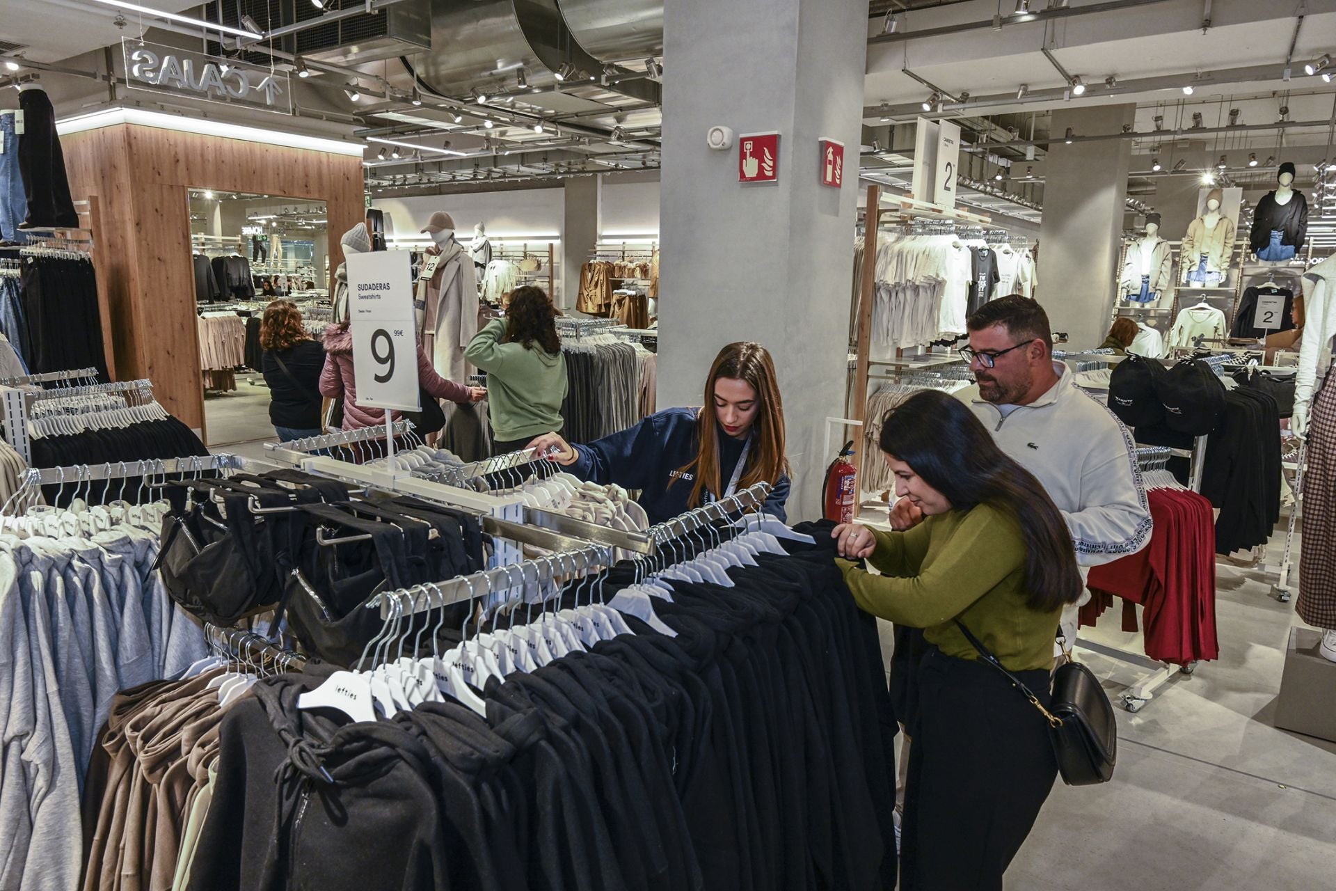 Fotos | Así ha sido la multitudinaria apertura de Lefties en El Faro