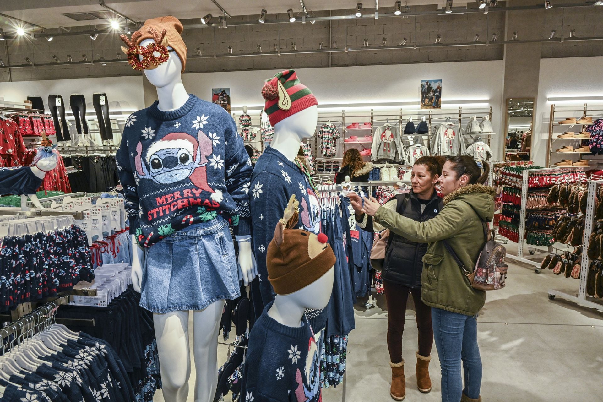 Fotos | Así ha sido la multitudinaria apertura de Lefties en El Faro