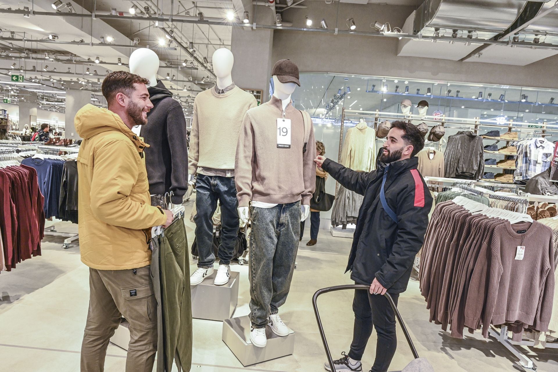 Fotos | Así ha sido la multitudinaria apertura de Lefties en El Faro