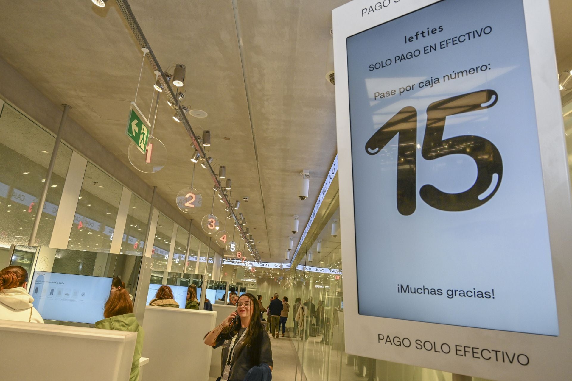 Fotos | Así ha sido la multitudinaria apertura de Lefties en El Faro