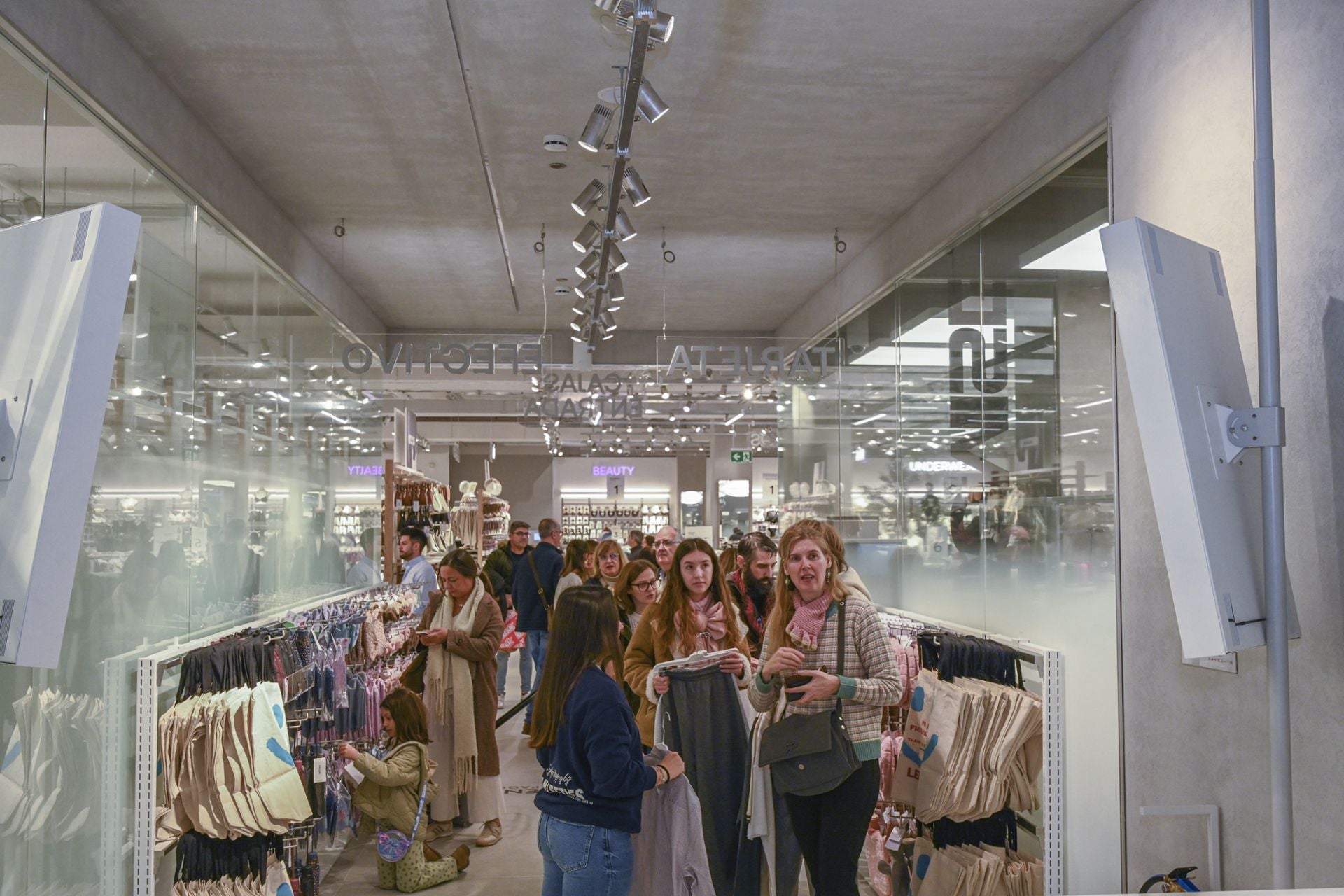 Fotos | Así ha sido la multitudinaria apertura de Lefties en El Faro