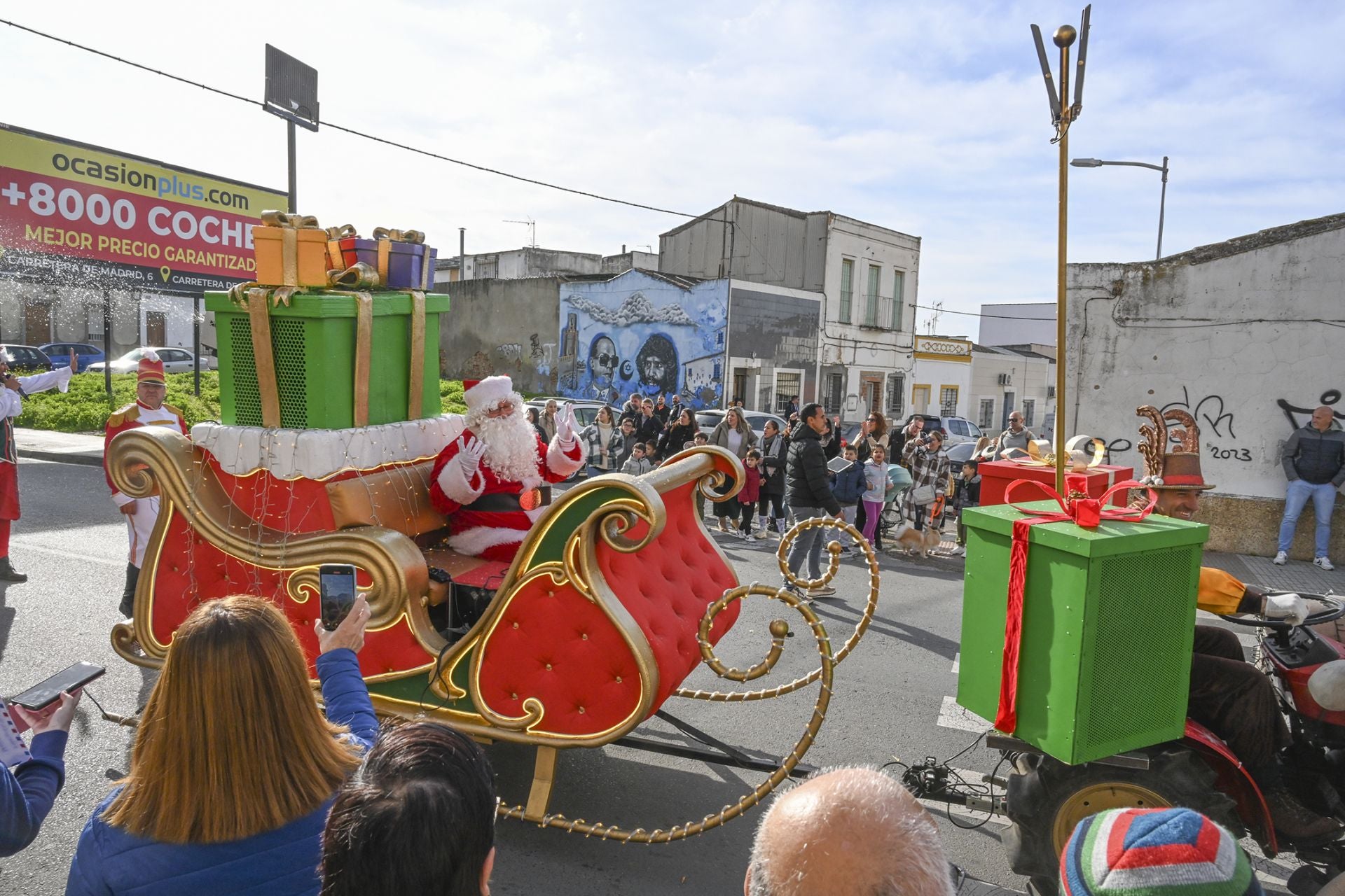 Fotos | Papá Noel llega a los barrios de Badajoz