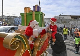 Fotos | Papá Noel llega a los barrios de Badajoz