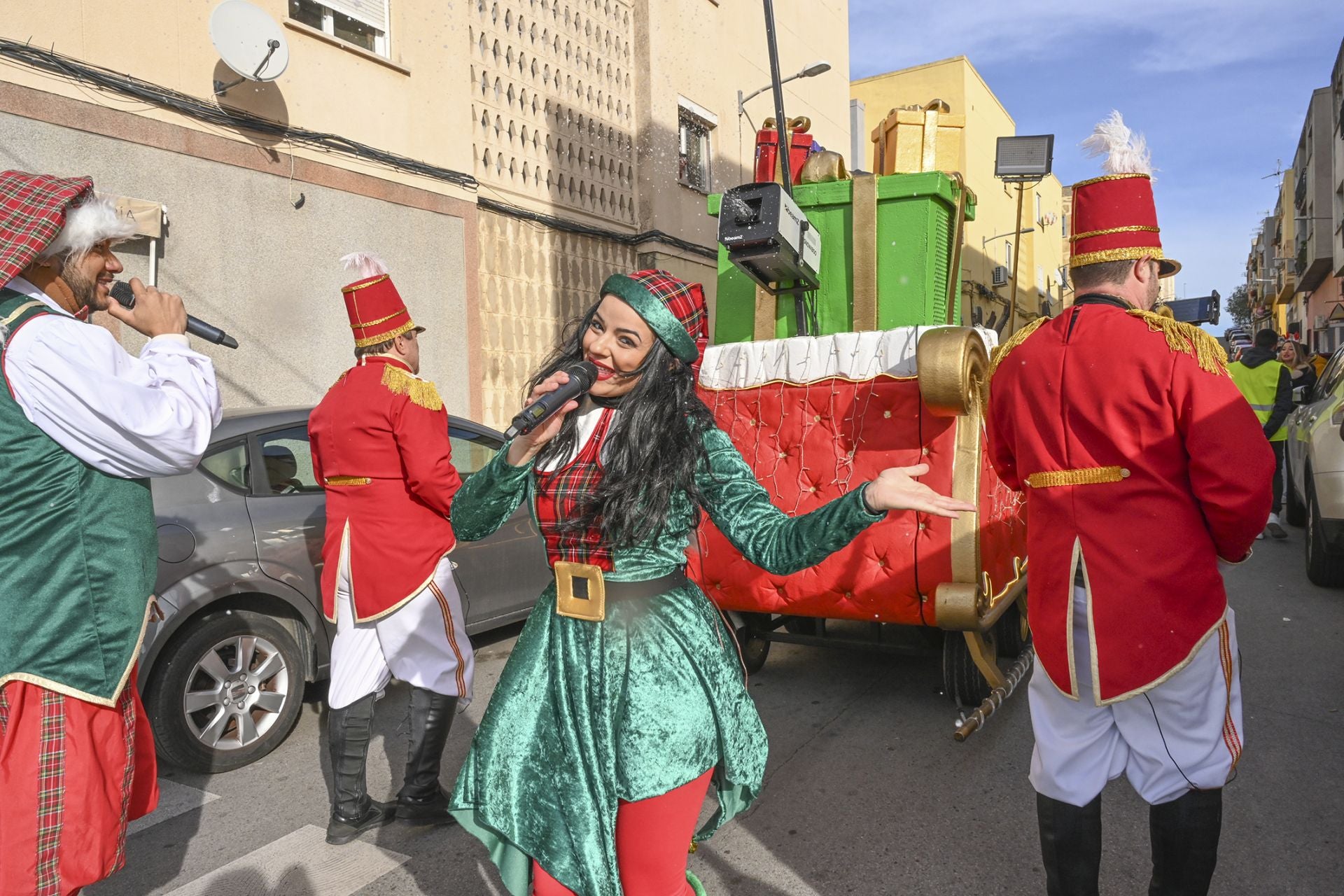 Fotos | Papá Noel llega a los barrios de Badajoz
