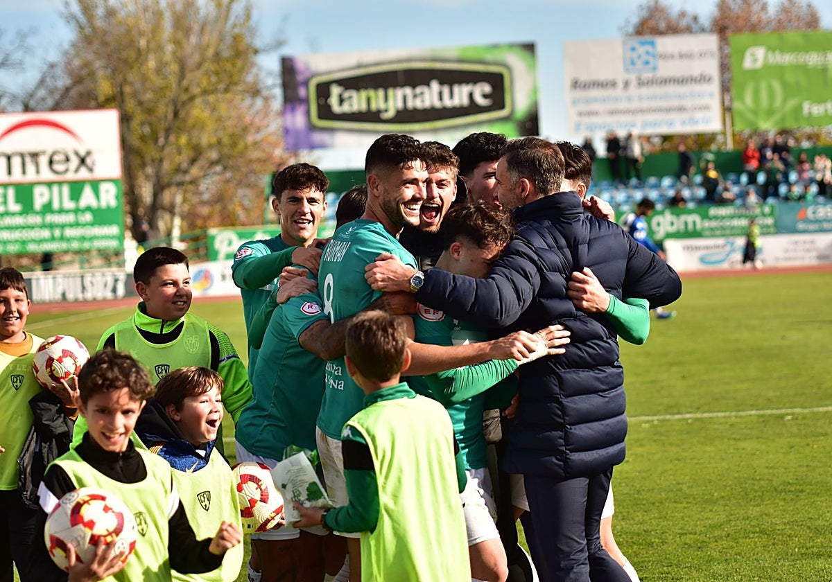 Los jugadores del Villanovense celebran una victoria muy deseada con los recogepelotas.