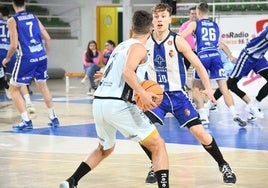 Óscar Alvarado conduce la pelota ante la defensa de Silvnao Merlo.