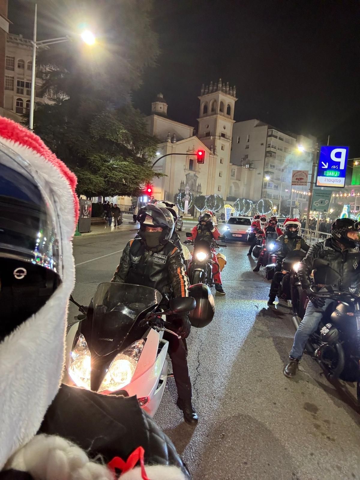 Las peñas moteras celebran la Navidad en Badajoz