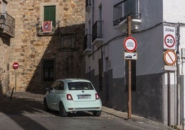 Entrada de un vehículo a la parte antigua de Cáceres desde la plaza de Santa Clara, controlada por cámaras.