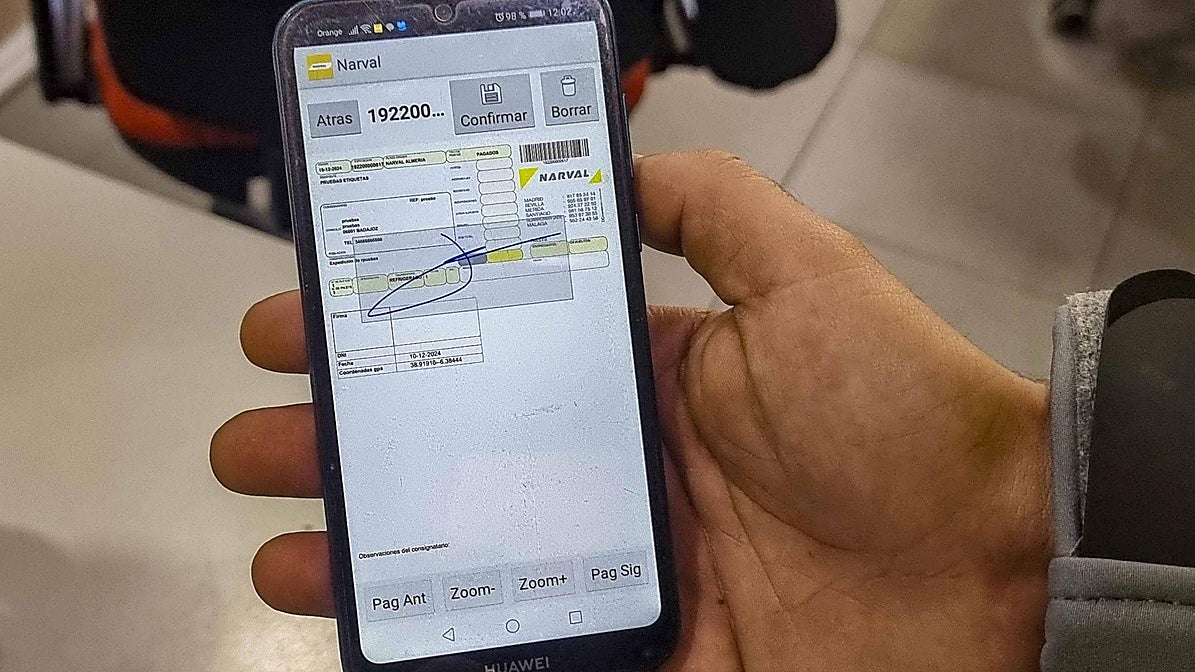 Un trabajador de Narval muestra el albarán digital su aplicación.