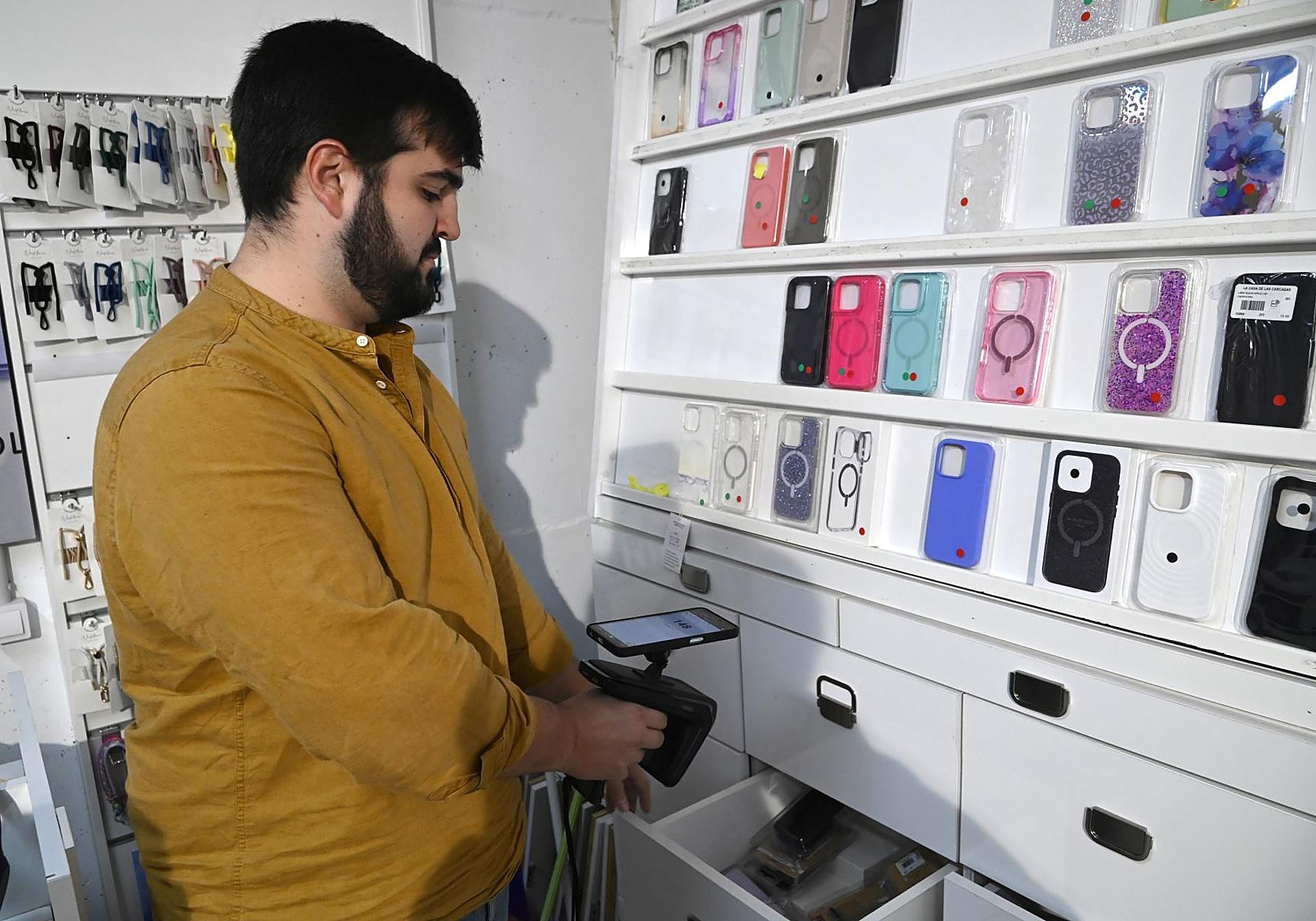 Jesús Hernández, product manager de la empresa, prueba la pistola RFID en la tienda piloto que tienen en las instalaciones de Jaraíz de la Vera.