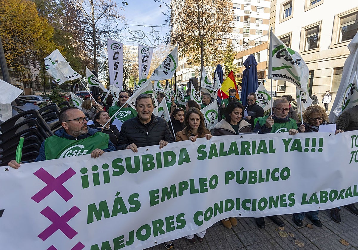 Manifestantes de CSIF por la continuidad de Muface en Extremadura, en la Subdelegación del Gobierno en Cáceres.