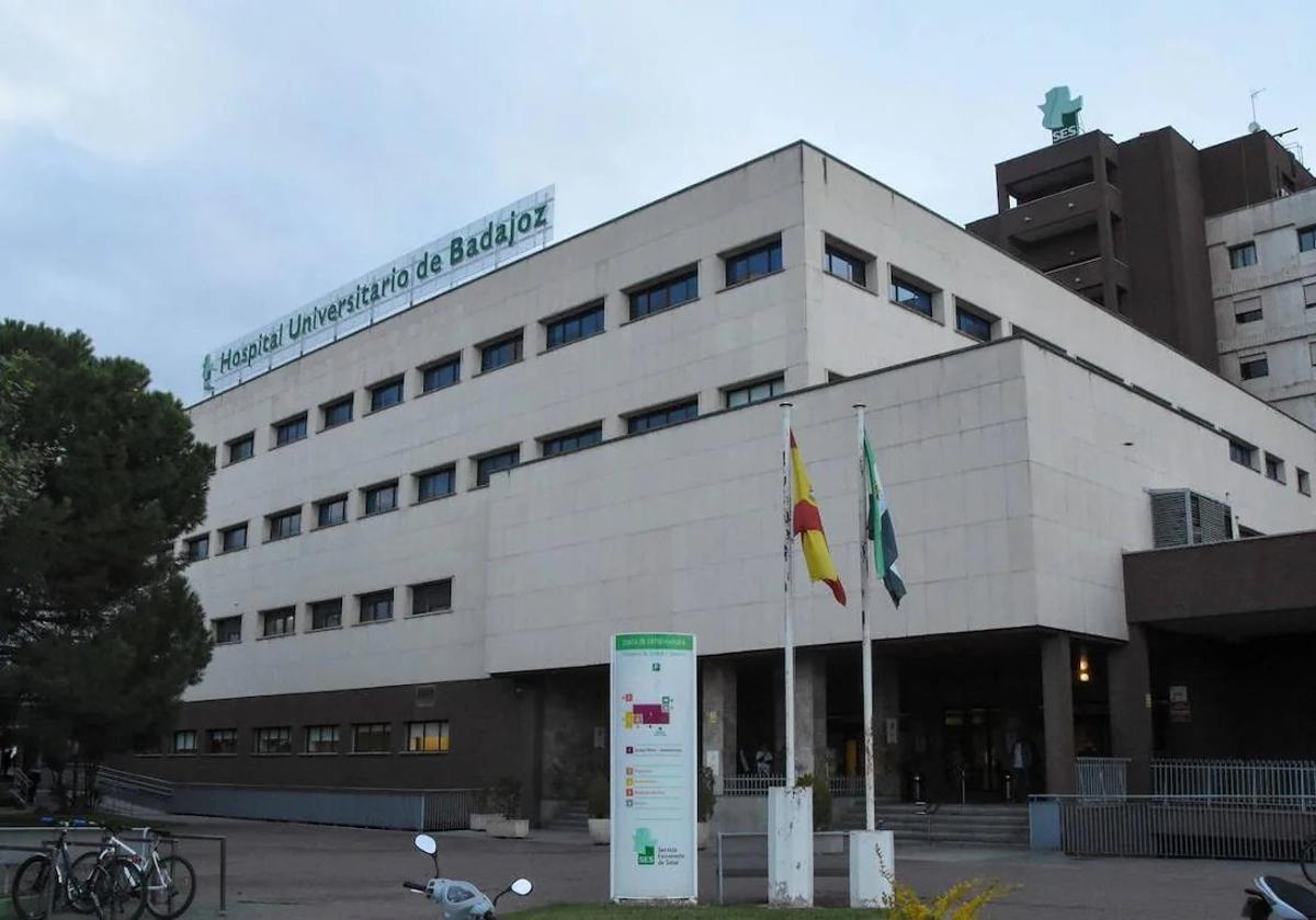 El joven permanece ingresado en la UCI del Hospital Universitario de Badajoz.