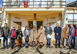 Foto de familia de los participantes en el acto.