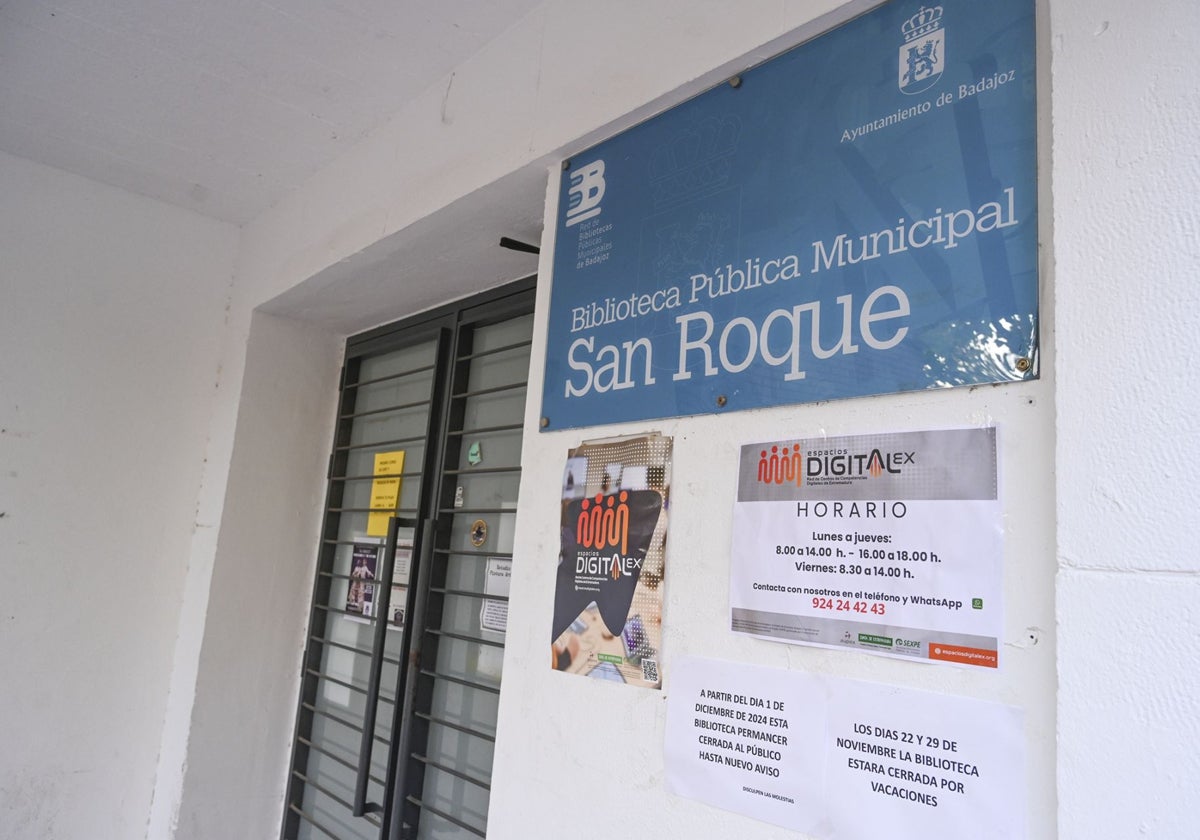 La biblioteca de San Roque cerrada por el retraso administrativo.