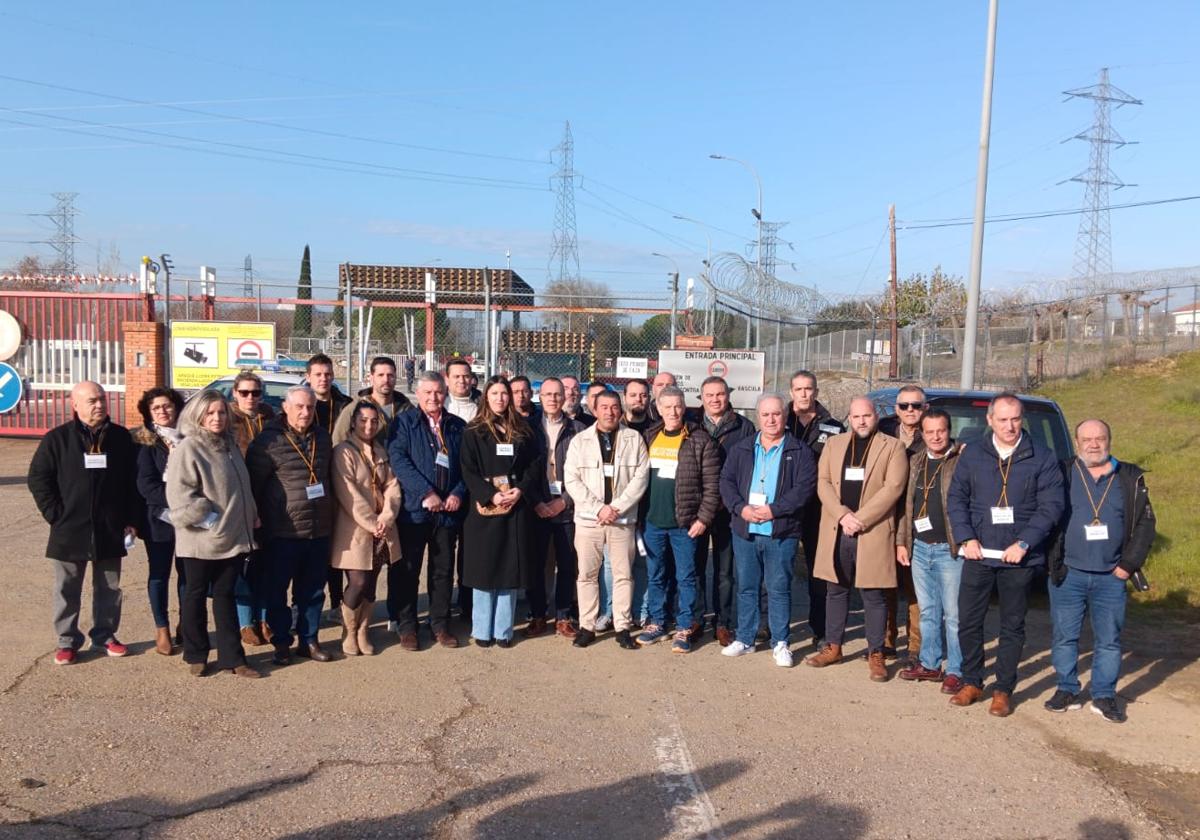 Alcaldes de la zona concentrados este martes a las puertas de la central nuclear de Almaraz