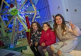 Valeria y sus amigas se hacen fotos en la noria del grinch de Sagrajas.