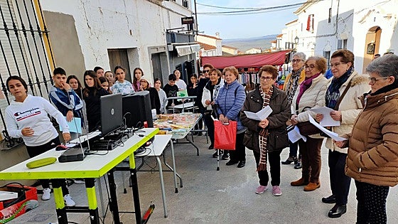 El IES «Los Moriscos» lleva a cabo un Taller de Lectura Intergeneracional donde alumnos y usuarios del Hogar de Mayores han interactuado en las inmediaciones del mercadillo