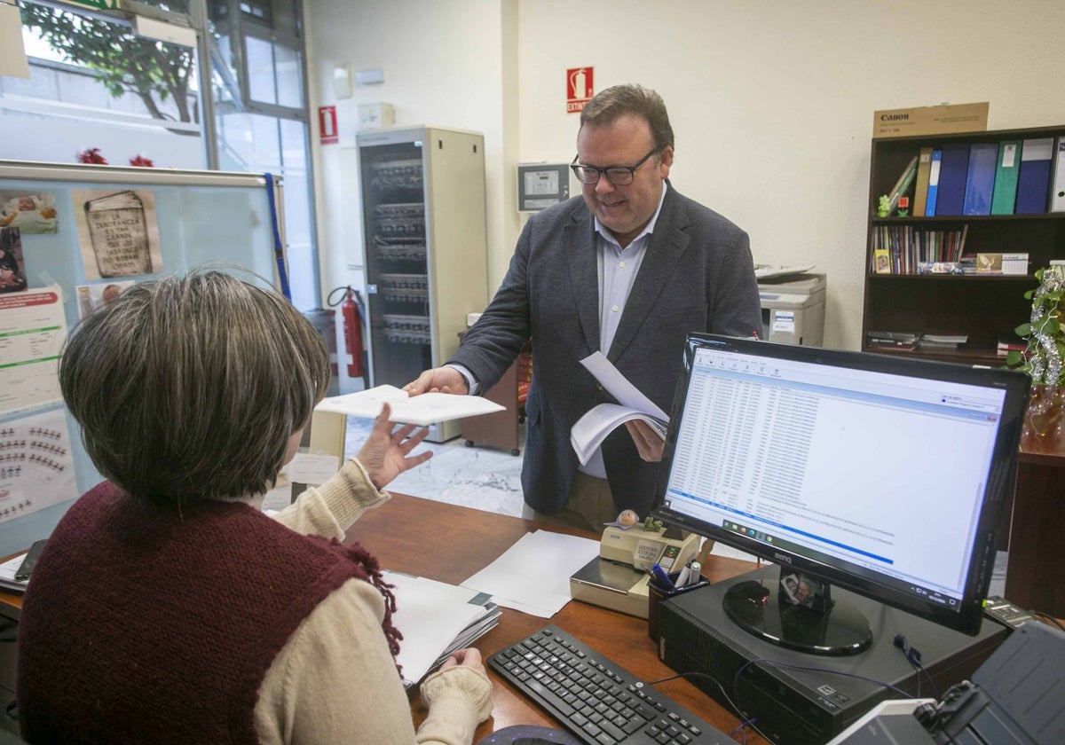 El diputado popular Hipólito Pacheco registra las enmiendas de su grupo.