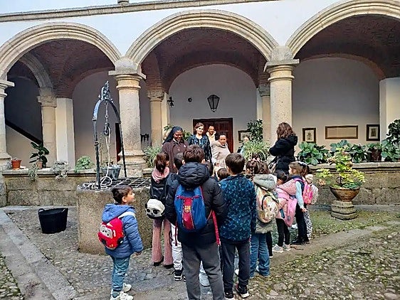 Los alumnos de Calzadilla exploran el patrimonio cultural y religioso de Coria