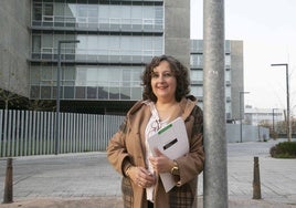 Antonia Lozano, que se ha presentado a varias oposiciones en Extremadura, delante del edificio III Milenio de Mérida.