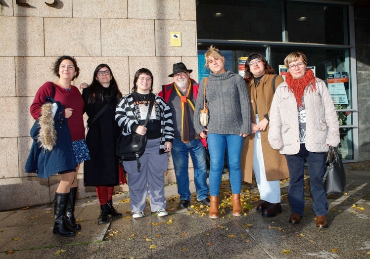 Nerea rodeada de su familia, amigas y una representante de la asociación Extremadura Entiende.